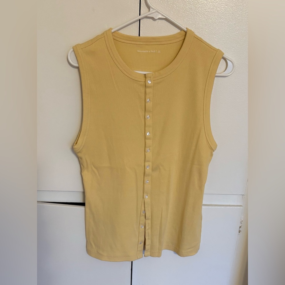 Abercrombie Sleeveless Button top. Size Large